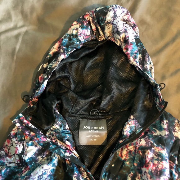 Multi colour size XS light rain jacket from the brand Joe Fresh. - Picture 3 of 4
